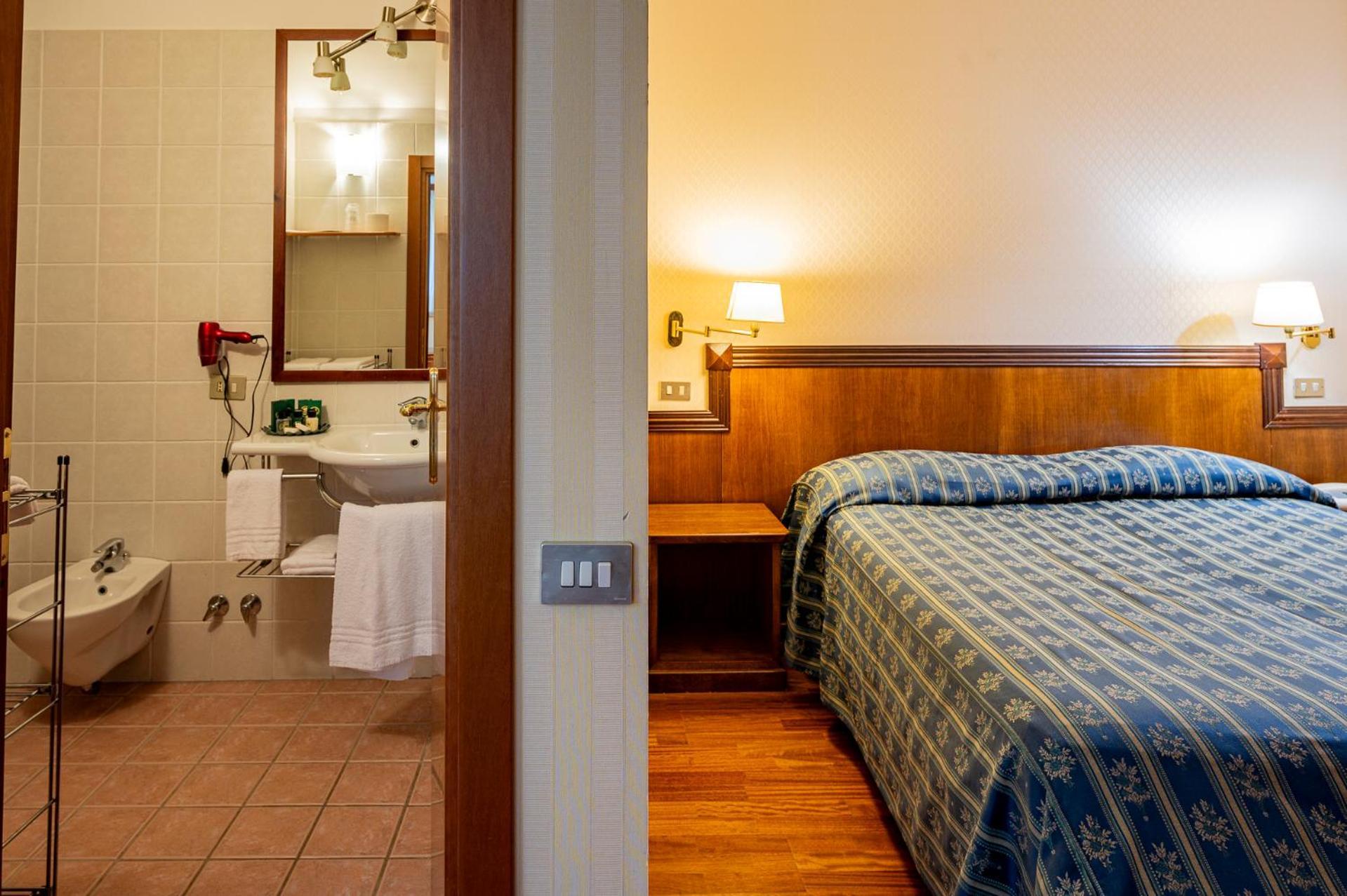 Hotel Corona & Spa ペスカッセーロリ エクステリア 写真
