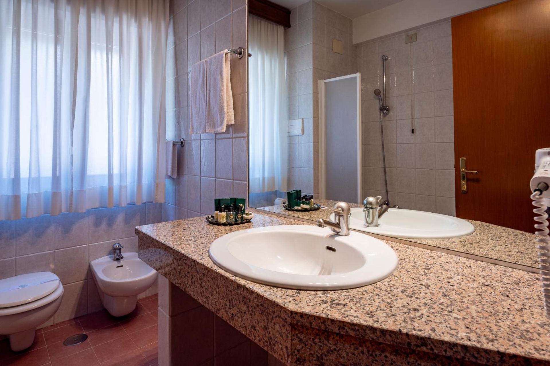 Hotel Corona & Spa ペスカッセーロリ エクステリア 写真