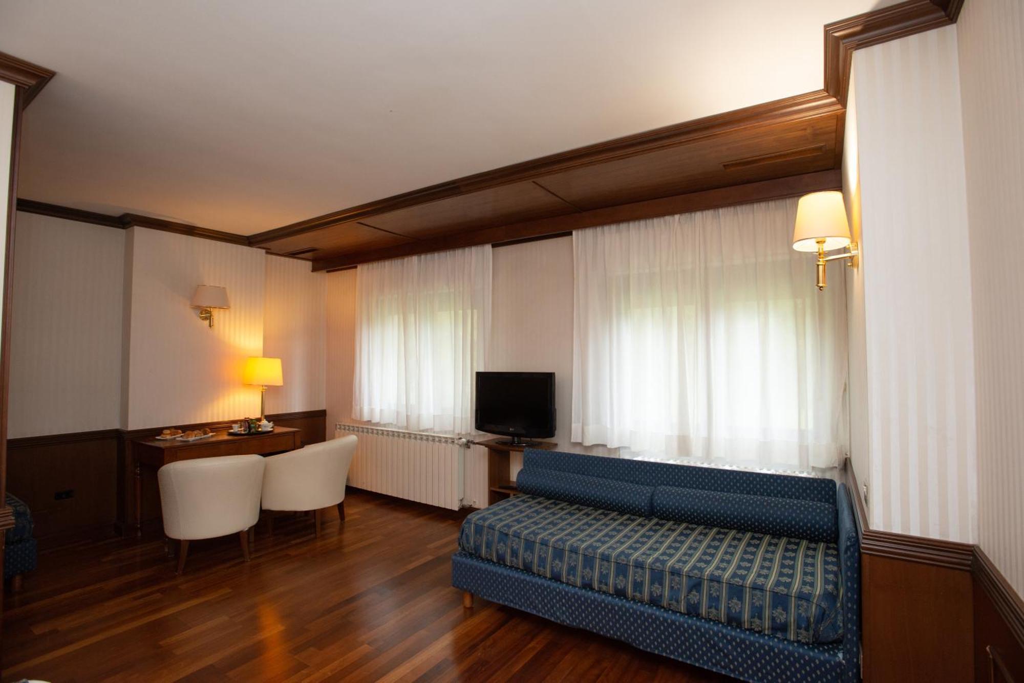 Hotel Corona & Spa ペスカッセーロリ エクステリア 写真
