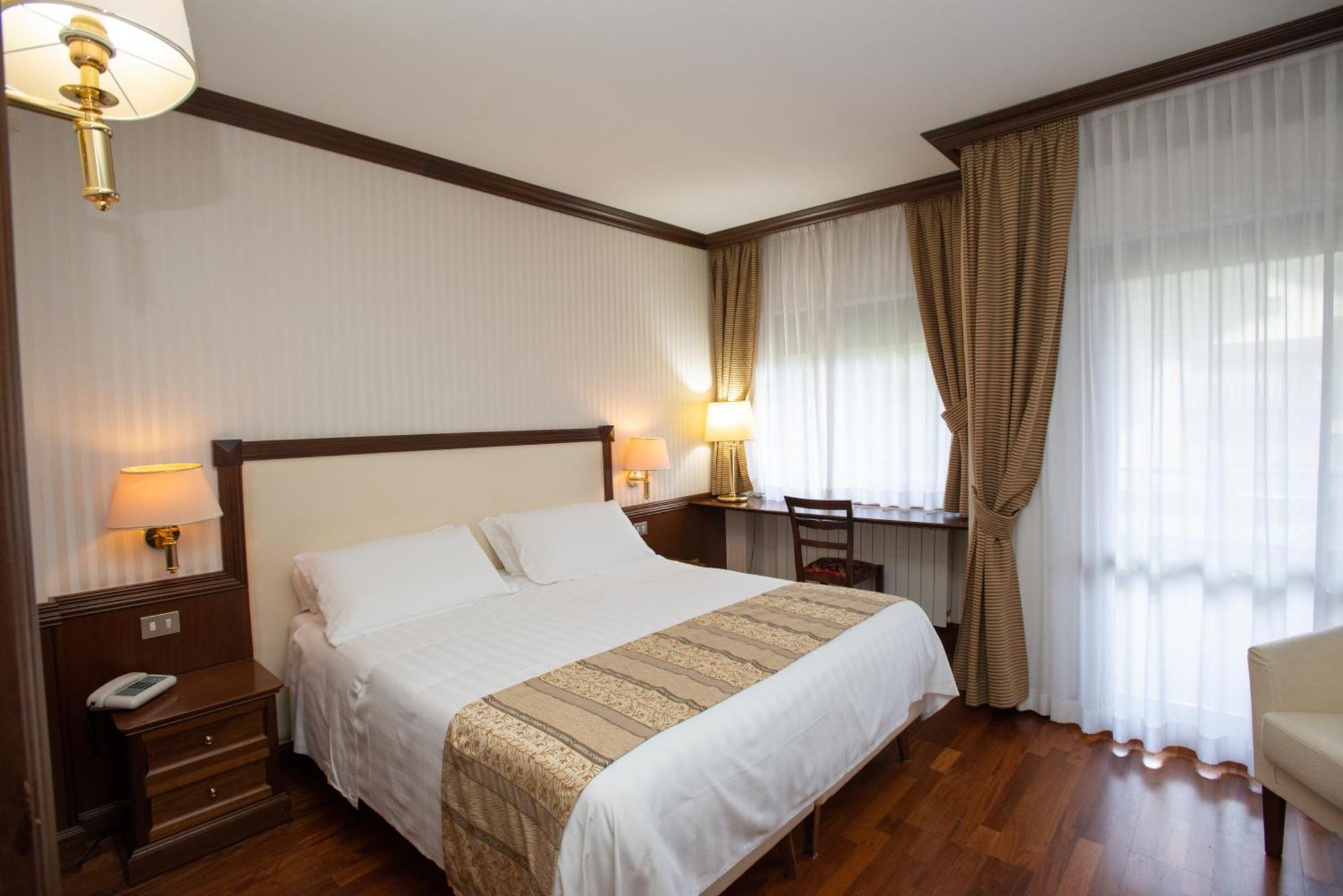 Hotel Corona & Spa ペスカッセーロリ エクステリア 写真