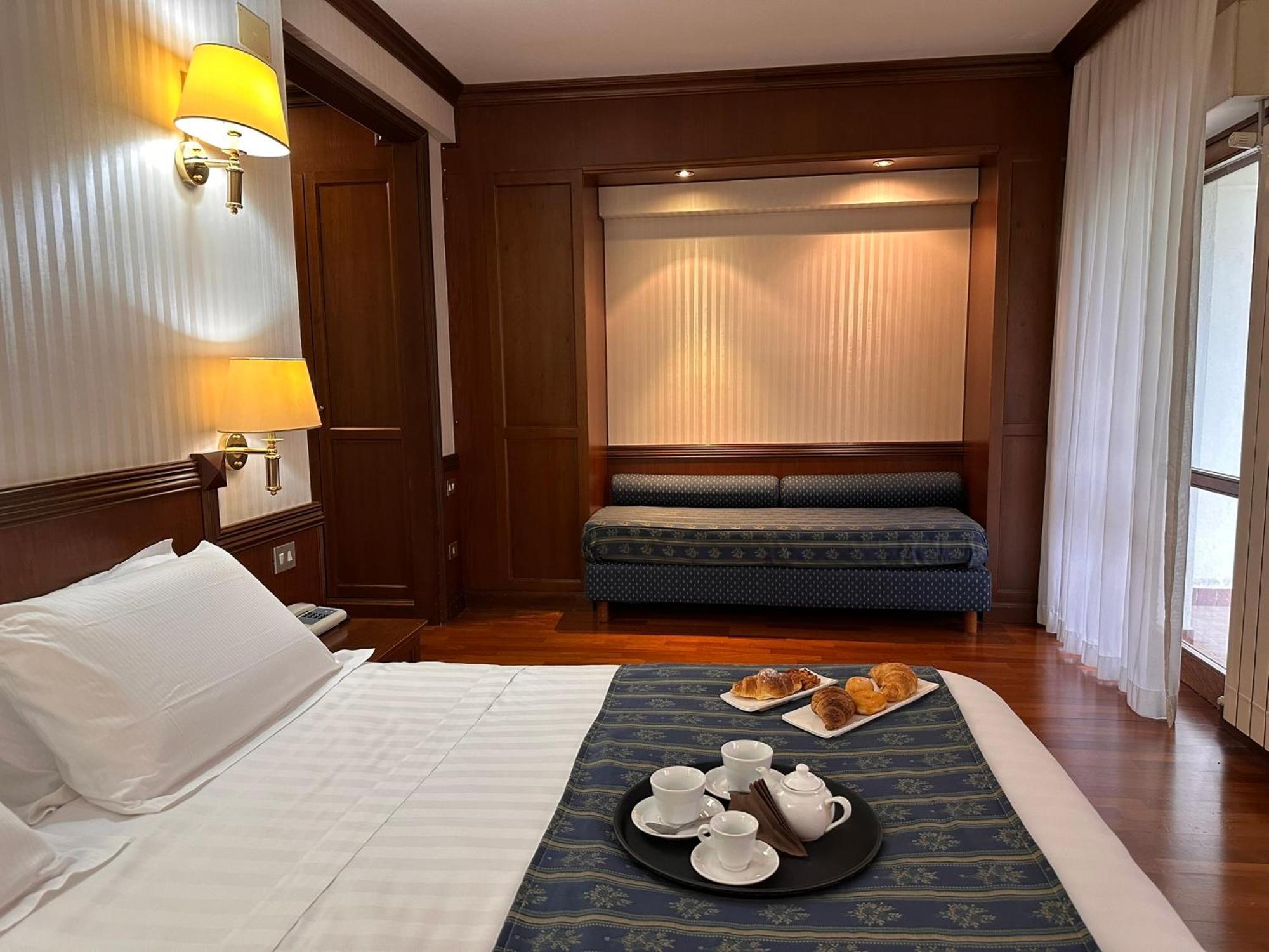 Hotel Corona & Spa ペスカッセーロリ エクステリア 写真