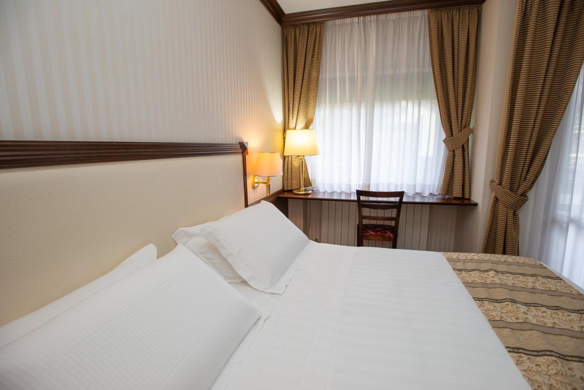 Hotel Corona & Spa ペスカッセーロリ エクステリア 写真